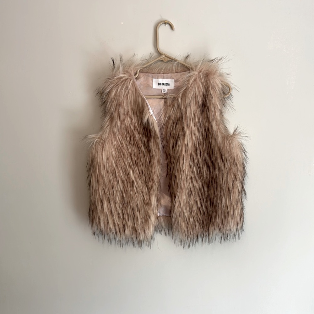 BB Dakota xs Faux Fir Vest. Brown & cream